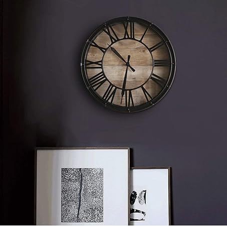 Reloj de pared de metal y números romanos