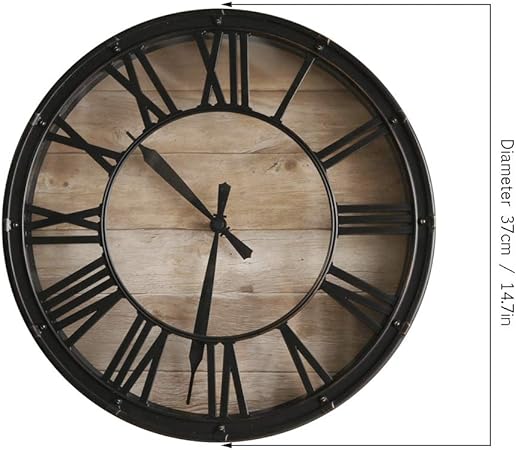 Reloj de pared de metal y números romanos