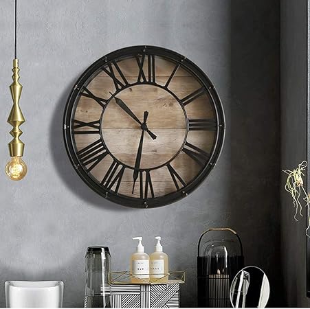 Reloj de pared de metal y números romanos